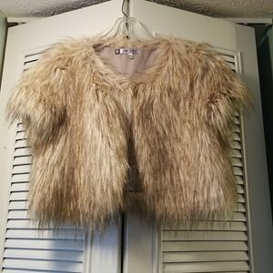Short sleeve, cropped fur coat